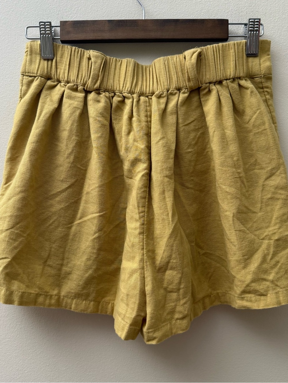 American Eagle Outfitters Pleated Linen-Blend Shorts in Mustard Yellow - Picture 3 of 5
